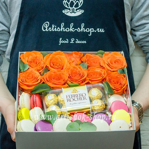 Набор с макаронсами, цветами и шоколадными конфетами - №481