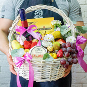 Фруктовая корзина для женщин с цветами, конфетами, клубникой, грушами, яблоками, виноградом и сыром - №701 - мини фото